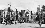 Der Nordwestbahnhof in Wien war einst der zweitgrößte Bahnhof der Stadt, ist heute aber kaum noch im allgemeinen Bewusstsein verankert. Das imposante, monumentale und viel beachtete Empfangsgebäude aus dem Jahr 1873 erinnerte an ältere Bahnhofsbauten in Paris. Das Gebäude war auch innenarchitektonisch sehr elegant ausgestattet und bis in das Detail geplant mit reichlich kassettierten Decken, reichen Wandmalereien, Tapeten und exquisiten Beleuchtungskörpern. Nach dem 1. Weltkrieg verlor die k.k. privilegierte Österreichische Nordwestbahn (ÖNWB) durch die Auflösung Österreich-Ungarns massiv an Bedeutung und damit auch der Bahnhof. Die nutzlos gewordene Bahnhofshalle wurde für Ausstellungen, politische und sportliche Veranstaltungen genutzt. Nach dem „Anschluss“ Österreichs hielten Hermann Göring am 26. März 1938 sowie Adolf Hitler, Joseph Goebbels und andere NS-Spitzenpolitiker am 9. April 1938, einen Tag vor der „Volksabstimmung über die Wiedervereinigung Österreichs mit dem Deutschen Reich“, in der Bahnhofshalle Propagandareden. Entsprechend war das Gebäude mit den Devotionalien der neuen Machthaber "geschmückt". Am 31. Mai 1959 wurde der Verkehr zum Nordwestbahnhof endgültig eingestellt. Das Gelände wurde in den 1970er Jahren zu einem Güter- und Containerterminal umgebaut. Als letzter Rest des Nordwestbahnhofs blieb nur das mittlerweile auch geschlossene Postamt übrig. (04.1938) <i>Foto: RVM</i>