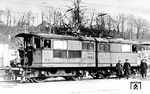 Die E 73 03 war eine 1906 von dem Königlich Preußischen Eisenbahn-Zentralamt bestellte und 1908 gelieferte Elektrolokomotive für den Versuchsbetrieb. Die von Vulcan/AEG als "EV 1/2 Altona" gelieferte Doppellok war mit zwei kurzgekuppelten, zweiachsigen und weitgehend baugleichen Teilen ausgeführt. Ihr Einsatz erfolgte hauptsächlich auf dem zusätzlich mit einer Oberleitung ausgestatteten Rundkurs der Oberbau-Versuchsstrecke bei Oranienburg. Es war dabei für Verschleißprüfungen ein ferngesteuerter Dauerbetrieb von 20 Stunden täglich vorgesehen. 1911 wurde die Lok der Altonaer Hafenbahn zur weiteren Nutzung überstellt. Obwohl sie zu diesem Zeitpunkt als „stärkste Einphasen-Wechselstrom-Elektrolok“ der Welt galt, zeigte sich ihr Einsatz unbefriedigend, da sie in der steilen, feuchten Tunnelstrecke und obendrein ihrer eigenen schlechten Gewichtsverteilung zum Schleudern neigte, weswegen immer ein Mitarbeiter mit Sand vor der Lok vorweggehen musste. Die Reichsbahn übernahm die Lok als E 73 03. Mit dem Einsatz der speziell für die Hafenbahn gebauten E 73 06 wurde die E 73 03 zunehmend nur noch als Reservelok bereitgehalten und 1932 ausgemustert. Sie kam ins Verkehrsmuseum Nürnberg und wurde dort im Krieg zerstört. (1928) <i>Foto: Werner Hubert</i>