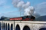 Da 24 009 schneller als erwartet ihre Fuhre von Paderborn nach Altenbeken schleppen konnte, war noch Zeit für einen außerplanmäßigen Fotohalt mit Scheinanfahrt auf dem Dunetal-Viadukt bei Neuenbeken.  (18.01.1975) <i>Foto: Wolfgang Bügel</i>