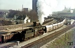 052 907 (50 2907 vom Bw Duisburg-Wedau) verlässt mit Gag 58136 die Kalkwerke in Rhodenhaus. (08.02.1975) <i>Foto: Wolfgang Bügel</i>