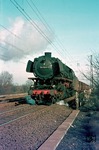 044 644 vor Gag 58941 auf der viergleisigen Güterzugstrecke von Oberhausen nach Duisburg-Wedau bei Duisburg-Ruhrort. (22.02.1975) <i>Foto: Wolfgang Bügel</i>