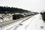 043 121 (44 1121) rollt vor Dg 54569 nach Emden durch den schneebedeckten Lathener Einschnitt. (28.03.1975) <i>Foto: Wolfgang Bügel</i>