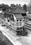 Das schnuckelige Fahrdienstleiter-Stellwerk "Af" (Bauart Jüdel) aus dem Jahr 1911 im Bahnhof Aumühle. Nach der Außerbetriebnahme am 06.02.1995 wurde das Gebäude um 2000 abgebaut und im Yachthafen von Grünendeich an der Elbe wieder aufgebaut. (05.1977) <i>Foto: Benno Wiesmüller</i>