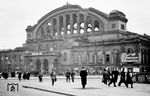 Der Anhalter Bahnhof war einst der bedeutenste Fernbahnhof in Berlin und lag am Askanischen Platz an der Stresemannstraße in der Nähe des Potsdamer Platzes. Er wurde wegen seiner Verbindungen nach Österreich-Ungarn, Italien und Frankreich im Volksmund „Das Tor zum Süden“ genannt. Nachdem das Bahnhofsgebäude am 3. Februar 1945 durch Luftangriffe der Alliierten schwer beschädigt worden und ausgebrannt war, wurde es nur enttrümmert und notdürftig betriebsfähig gemacht. Die vier Hallenwände standen noch und wurden in einer Schadenskarte als wiederaufbaufähig eingestuft. Die eingestürzte Stahlkonstruktion des Hallendaches wurde zerschnitten und entfernt. Nach dem Krieg befand sich der Anhalter Bahnhof durch die erfolgte Sektorenbildung im Westteil Berlins. Der Zugverkehr beschränkte sich aus betrieblichen, aber vor allem aus politischen Gründen, nur noch auf wenige Fern- und Personenzüge in die Sowjetische Besatzungszone/DDR. Ab 1951 verkehrten hier nur noch wenige Nahverkehrszüge nach Brandenburg und Sachsen-Anhalt. Trotz starken Widerstandes der Fachwelt und der Architekten- und Baukammern wurde Ende der 1950er Jahre das seit den 1930er Jahren unter Denkmalschutz stehende Bahnhofsgebäude auf Betreiben des damaligen Berliner Bausenators zum Abbruch freigegeben. 1961 wurde der Bahnhof schließlich gesprengt, lediglich ein Fragment des Bahnhofsportikus blieb erhalten, dessen langfristige Rettung mittlerweile auch auf der Kippe steht. (11.1951) <i>Foto: Dr. med. Hans Gärtner (Slg. Armin Gärtner)</i>