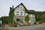 Das Empfangsgebäude von Valbert (Westf.) hat ein Künstler erworben und gestaltet. Es liegt an der Strecke Meinerzhagen - Krummenerl, die gelegentlich noch von Schotterzügen eines Steinbruchs befahren wird. (31.07.2012) <i>Foto: Johannes Glöckner</i>