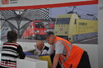 Ansprechend gestalteter Infoschalter der Deutschen Bahn zur "dOKUMENTA 13" im Kasseler Hauptbahnhof. (10.06.2012) <i>Foto: Johannes Glöckner</i>