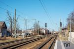 Der Bahnhof Gröditz (b Riesa) an der Strecke Zeithain-Elsterwerda hat sich im Vergleich zum Foto der 03 001 (vgl. Bild-Nr. 108016) in den letzten 35 Jahren auch stark verändert. Die Formsignale sind 1986 den Lichtsignalen nach Errichtung des GS II DR-Stellwerks "B1" gewichen, die Bahnsteige wurden erneuert. Das alte Stellwerk "B2" ist zwar noch vorhanden, aber seit 2003 außer Betrieb, das Empfangsgebäude ist einem P&R-Parklatz gewichen. Auffälligste optische Veränderung ist der Abriss des Fabrikgebäudes am Bü Waldweg.  (18.03.2025) <i>Foto: Joachim Schmidt</i>