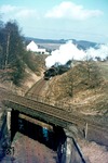 052 404 kehrt als Lz zurück auf dem heute längst abgebauten Gleis aus Bad Marienberg. Auf der Brücke im Vordergrund das Streckengleis von Erbach nach Rotenhain. (04.04.1975) <i>Foto: Wolfgang Bügel</i>