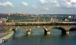 140 597 überquert mit einem Muldenkippwagenzug der Gattung Ommi (später Fz) vor der Kulisse der Burg Ehrenbreitstein die Moselbrücke in Koblenz. (04.04.1975) <i>Foto: Wolfgang Bügel</i>