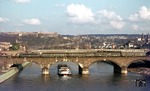 110 405 vor dem aus B4yge-Wagen gebildeten N 5515 auf der Moselbrücke in Koblenz. (04.04.1975) <i>Foto: Wolfgang Bügel</i>