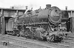 Am Pfingstmontag 1970 konnte auch 043 381 in ihrem Heimat-Bw Rheine eine Ruhepause genießen. Zehn Jahre zuvor hatte sie am 4. Mai 1960 im AW Braunschweig den Kessel Schichau 3335/1938 von 44 100 erhalten und war auf Ölhauptfeuerung umgebaut worden. Heute befindet sie sich im Bayerischen Eisenbahnmuseum Nördlingen. (18.05.1970) <i>Foto: Wolfgang Bügel</i>