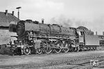 Voll bekohlt wartet 011 062 im Bw Rheine auf den nächsten Einsatz. (18.05.1970) <i>Foto: Wolfgang Bügel</i>