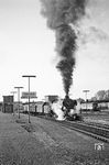 Am späten Pfingstmontagnachmittag startete 042 358 mit dem P 2620 nach Oberhausen im Bahnhof Rheine. (18.05.1970) <i>Foto: Wolfgang Bügel</i>