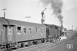 Aus Gleis 9 fährt 042 358 mit P 2620 aus dem Bahnhof Rheine. Wegen der beengten Platzverhältnisse zum Nachbargleis 10 konnten dort nur das Sperrsignal und die Schachbretttafel (Signal Ne 4) regelgerecht aufgestellt werden. Das Ausfahrsignal befand sich ausnahmsweise links vom Gleis 9. (18.05.1970) <i>Foto: Wolfgang Bügel</i>