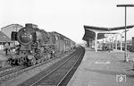 Zu Pfingsten waren auf der Emslandstrecke lediglich ein Dutzend 012-geführte Reisezüge unterwegs. Abends traf der E 1637 aus Münster (Westf) mit 012 055 im Bahnhof Rheine ein. (18.05.1970) <i>Foto: Wolfgang Bügel</i>