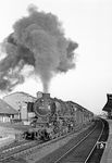Um 19.15 Uhr startete 012 055 mit dem E 1637 nach Emden im Bahnhof Rheine. (18.05.1970) <i>Foto: Wolfgang Bügel</i>