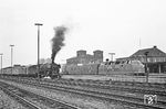 Am nächsten Tag spielte das Wetter leider so gar nicht mit. Es begann im Bahnhof Rheine mit der Abfahrt von 012 059 vor dem E 1632 nach Köln, die den E 1882 (Bentheim - Altenbeken) mit 220 083 überholte. (19.05.1970) <i>Foto: Wolfgang Bügel</i>