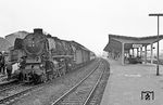 012 064 ist mit dem E 1631 (Düsseldorf - Norddeich Mole) im Bahnhof Rheine eingetroffen. Dort ist Zeit für eine kurze Nachschau und Personalwechsel. (19.05.1970) <i>Foto: Wolfgang Bügel</i>