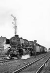 Mit dem E 1631 nach Norddeich Mole startet 012 064 im Bahnhof Rheine. (19.05.1970) <i>Foto: Wolfgang Bügel</i>