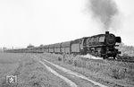 Aus dem Güterbahnhof kommend, biegt 043 574 mit einem Erzzug bei Rheine Süd auf die Hauptstrecke nach Münster (West) ab. (19.05.1970) <i>Foto: Wolfgang Bügel</i>