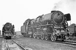 Neben 011 062 stand im Bw Rheine 011 065 als Reservelok abgestellt. (19.05.1970) <i>Foto: Wolfgang Bügel</i>