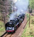 Ein zweiter Sonderzug mit 50 1002 und 50 849 bewegte sich von Freiberg (Sachs) auf Nossen zu. Unmittelbar an der Autobahn Karl-Marx-Stadt - Dresden (heutige A 4) lag der Haltepunkt Zellwald, wo der Zug abgepasst wurde. (12.05.1985) <i>Foto: Joachim Schmidt</i>