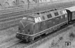 V 200 034 vom Bw Hamm (Westf) fährt mit E 504 nach Duisburg in Löhne (Westf) ein. (22.07.1965) <i>Foto: Wolfgang Jahn</i>