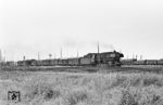 44 204 (Bw Minden/Westf) fährt mit einem Güterzug am heute aufgelassenen Rangierbahnhof in Löhne (Westf). Eine Verwendung des verlassenen Geländes wurde bis heute nicht gefunden, so dass sich hier den Fahrgästen eine Schotterlandschaft darbietet. Eine Nutzung erweist sich auch deshalb als schwierig, da das Gelände zwischen den Bahnstrecken nach Bielefeld und Osnabrück liegt und somit schwer zugänglich ist.  (22.07.1965) <i>Foto: Wolfgang Jahn</i>