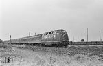V 200 070 vom Bw Hamm (Westf) mit D 115 (Köln - Braunschweig) in Höhe des Rangierbahnhofs Löhne (Westf). (22.07.1965) <i>Foto: Wolfgang Jahn</i>