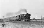 01 199 vom Bw Paderborn stürmt mit dem D 1009 (Paris - Berlin) durch Löhne (Westf). (22.07.1965) <i>Foto: Wolfgang Jahn</i>