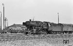 50 414 vom Bw Minden (Westf) mit einem Güterzug aus Seelze im Rangierbahnhof von Löhne (Westf). (22.07.1965) <i>Foto: Wolfgang Jahn</i>