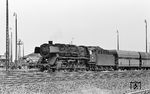 44 145 (Bw Minden/Westf) fährt mit einem Ganzzug durch den Rangierbahnhof Löhne (Westf). (22.07.1965) <i>Foto: Wolfgang Jahn</i>