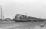 Die Hammer V 200 067 mit dem E 502 (Braunschweig - Bielefeld - Duisburg) bei Löhne (Westf). (22.07.1965) <i>Foto: Wolfgang Jahn</i>