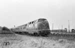 V 200 081 vom Bw Hamm (Westf) mit E 291 von Bentheim nach Bad Harzburg kurz vor Löhne (Westf). (22.07.1965) <i>Foto: Wolfgang Jahn</i>