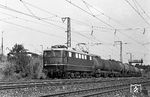 Die vier Wochen zuvor beim Bw Kornwestheim in Dienst gestellte E 50 122 mit einem Kesselwagenzug am Abzweig Kornwestheim Karlshöhe. (08.1965) <i>Foto: Wolfgang Jahn</i>