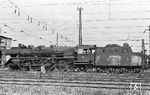 Die Altonaer 03 061 wartet im Bahnhof Hamm (Westf) möglicherweise auf die Übernahme des D 193, den sie ab 15.01 Uhr planmäßig nach Hamburg bespannen wird. Der Vorlaufradsatz auf dem Tender könnte aus Hamm (Westf), Rheine oder Lingen (Ems) stammen und soll auf diesem unkonventionellen Weg wohl nach Altona transportiert werden. (10.09.1965) <i>Foto: Wolfgang Jahn</i>