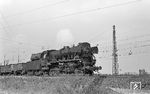 Die Franco-Crosti-Lok 50 4023 fährt mit einem Güterzug nach Hamm (Westf) Rbf ein. Die Lok ist wieder ein typisches Beispiel für den berüchtigten "Schwerter Rahmentausch". Sie wurde im Februar 1959 aus 50 942 umgebaut und erhielt dabei den Rahmen und Tender BMAG 11613/1941 von 50 1319 und den Franco-Crosti-Vorwärmerkessel Henschel 29813/1958. Das Aw Schwerte (Ruhr) war bekannt für seinen unkontrollierten Rahmentausch, der ab 1957 massenhaft dort durchgeführt, aber nicht immer sauber dokumentiert wurde. Das Tauschchaos ist bis heute nicht restlos geklärt, da auch Betriebsbücher "frisiert" wurden und manches Heimat-Bw ihre Lok im Betriebsbuch nicht wiedererkannte. Manfred van Kampen berichtete darüber, dass damals sogar gegen einige Beamte des AW Schwerte Disziplinarmaßnahmen eingeleitet wurden, was aber auch kein Licht ins Dunkel brachte. Letztlich scheint der "Schwerter Rahmentausch" häufig gar kein solcher gewesen zu sein, sondern einfach nur der Tausch von Teilen der Betriebsbücher, was wohl an dem äußerst schnellen Durchlaufzeiten der ausgebesserten Lokomotiven im AW Schwerte gelegen haben soll. (10.09.1965) <i>Foto: Wolfgang Jahn</i>
