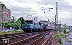 Zur Eröffnung der S-Bahn-Stammstrecke in Köln veranstaltete die DB im Mai 1990 auf dem ehemaligen Gelände des Güterbahnhofs Köln-Gereon eine Fahrzeugausstellung. Zudem sollte es Sonderfahrten mit der E 94 rund um Köln geben. Auf dem Weg nach Köln überführte 194 580 die 01 118 der Historischen Eisenbahn Frankfurt/M als Dsts 80448 in Rüdesheim. (25.05.1990) <i>Foto: Joachim Bügel</i>