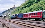 In der Überführungsfahrt mit 194 580 und 01 118 war auch der Klubwagen Nr. 40505 (Bauart "Hecht") der Historischen Eisenbahn Frankfurt/M eingestellt, hier bei der Fahrt durch den Bahnhof Kaub. (25.05.1990) <i>Foto: Joachim Bügel</i>