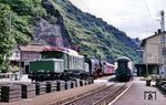 In St. Goarshausen wurde es ein wenig eng, weil zeitgleich mit der Überführungsfahrt der 194 580 ein Eilzug nach Wiesbaden erschien. (25.05.1990) <i>Foto: Joachim Bügel</i>