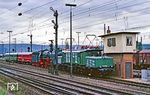Nach einer Überholung geht es für 194 580 und 01 118 im Rangierbahnhof Oberlahnstein am Stellwerk "Mp Nord" (Meldepunkt Nord) weiter nach Köln.  (25.05.1990) <i>Foto: Joachim Bügel</i>