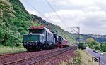 Nach Oberlahnstein war 194 580 mit 01 118 flott unterwegs. Erst zwischen Linz (Rhein) und Erpel (Rhein) konnte sie wieder eingeholt werden. (25.05.1990) <i>Foto: Joachim Bügel</i>
