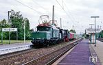 194 580 fährt mit 01 118 durch den Bahnhof Troisdorf, der mit dem Bau der Schnellfahrstrecke von Köln in das Rhein-Main-Gebiet zwischen 1997 und 2002 völlig umgekrempelt wurde. (25.05.1990) <i>Foto: Joachim Bügel</i>