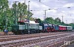 Ankunft der Überführungsfahrt Dsts 80448 aus Frankfurt/M im Bahnhof Köln West. Von hier sollte 194 580 die Dampflok in das Ausstellungsgelände im ehemaligen Güterbahnhof Gereon fahren - eine folgenschwere Entscheidung. (25.05.1990) <i>Foto: Joachim Bügel</i>
