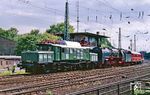 Die Fahrt der 194 580 in einen stromlosen Abschnitt im Bahnhof Köln West beschädigte den vorderen Stromabnehmer. Damit waren auch die an den folgenden Tagen geplanten Sonderfahrten der Lok rund um Köln gefährdet.  (25.05.1990) <i>Foto: Joachim Bügel</i>