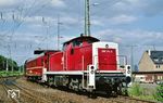 Zum Glück hing am anderen Ende der Rangierfahrt zum Ausstellungsgelände in Gereon die Deutzerfelder 290 174, die dort auch ausgestellt werden sollte. Sie schleppte die defekte 194 580 zurück in den Bahnhof Köln West. (25.05.1990) <i>Foto: Joachim Bügel</i>