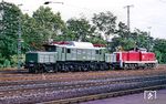 290 174 mit der defekten 194 580 im Bahnhof Köln West. Das Malheur konnte später behoben werden, indem man den defekten Stromabnehmer auf dem Dach fixierte. Glücklicherweise konnte die 194.5 auch mit einem Stromabnehmer fahren. (25.05.1990) <i>Foto: Joachim Bügel</i>