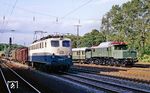 Nach der Rückankunft der 194 580 im Bahnhof Köln West lief der Bahnbetrieb wieder an. 150 068 (Bw Nürnberg 2) fährt mit einem Güterzug an der defekten 194 vorbei. (25.05.1990) <i>Foto: Joachim Bügel</i>