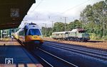Im Bahnhof Köln West trifft 403 002 als LH 1006 nach Düsseldorf Flughafen auf die dort abgestellte 194 580. (25.05.1990) <i>Foto: Joachim Bügel</i>