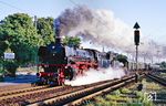 41 360 dampft mit Lr 36268 von Oberhausen nach Köln-Deutz durch den Bahnhof Opladen. (26.05.1990) <i>Foto: Joachim Bügel</i>